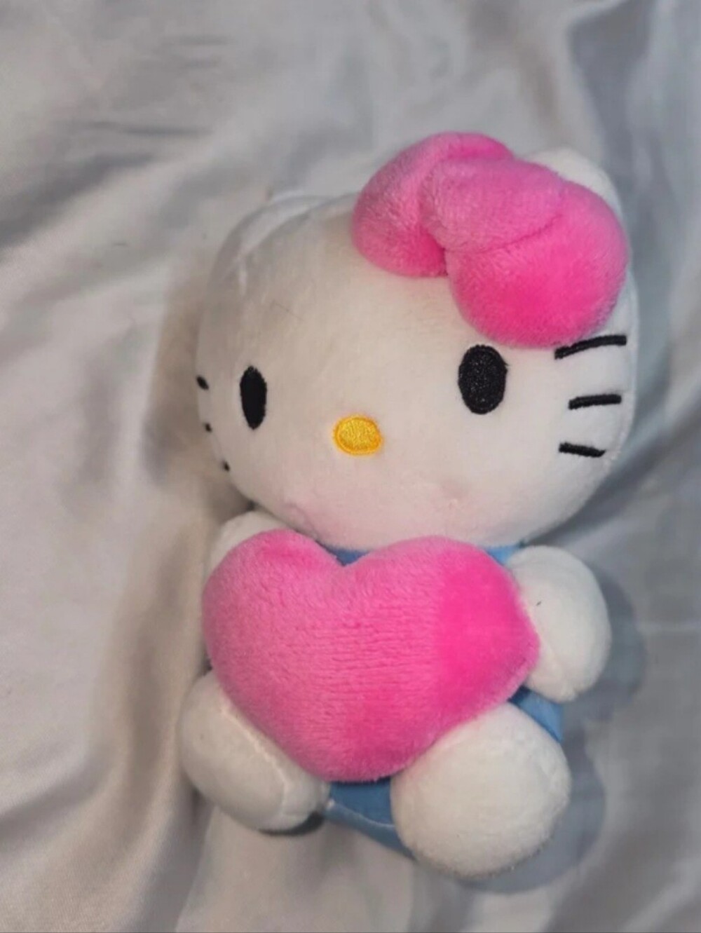 Sanrio Hello Kitty Heart Plush Keychain 2023